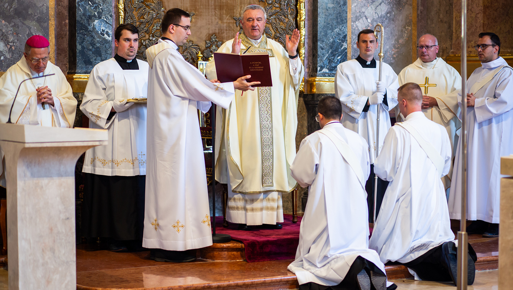 Bischof András Veres weiht Priester 