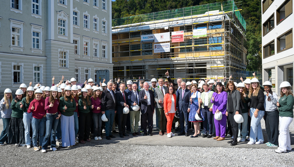 Erzbischof Franz Lackner und Landeshauptmann Wilfried Haslauer mit Vertreterinnen und Vertretern aus Erzdiözese, Politik, Land, Bildung, Schule und Architekturbüro  bei der Begehung des Bauprojektes BAfEP am Gelände des Campus Borromäum. Schülerinnen