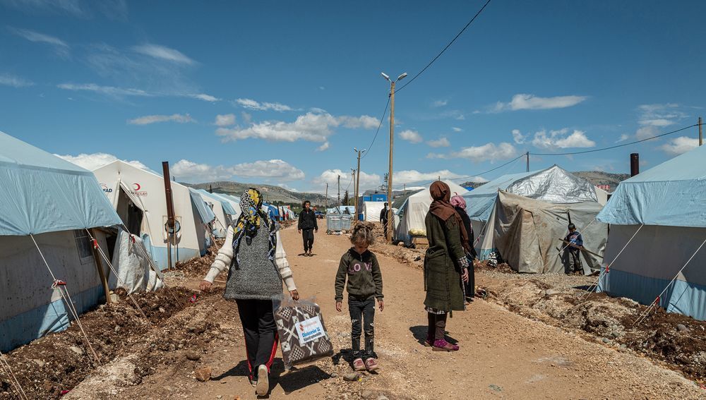 Nach dem schweren Erdbeben sind viele Menschen in Zelt-Camps untergebracht. Die Diakonie Katastrophenhilfe unterstützt mit Zelten, dringend notwendigen Hilfsgütern und Waschanlagen. Foto: Adiyaman/Türkei