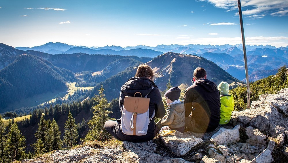 Familie auf einem Berggipfel