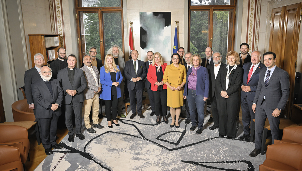 Gruppenfoto mit Nationalratspräsident Wolfgang Sobotka (ÖVP) (9. von links) und Veranstaltungsteilnehmer:innen