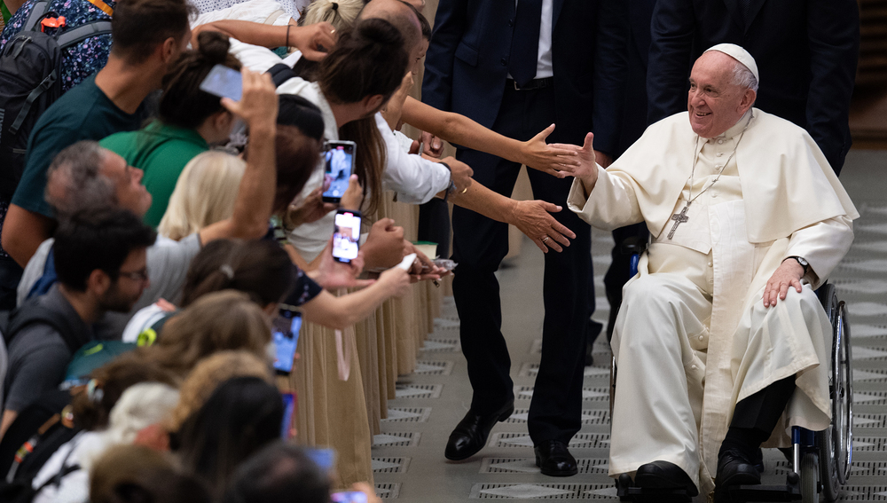 Papst Franziskus im Rollstuhl grüßt Gläubige bei Generalaudienz