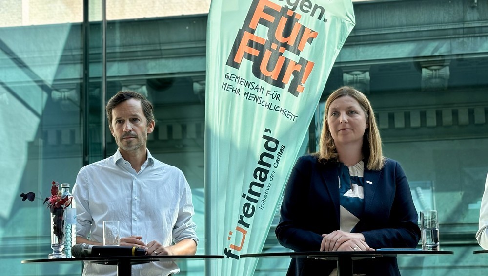 Klaus Schwertner und Nora Tödtling-Musenbichler im Parlament