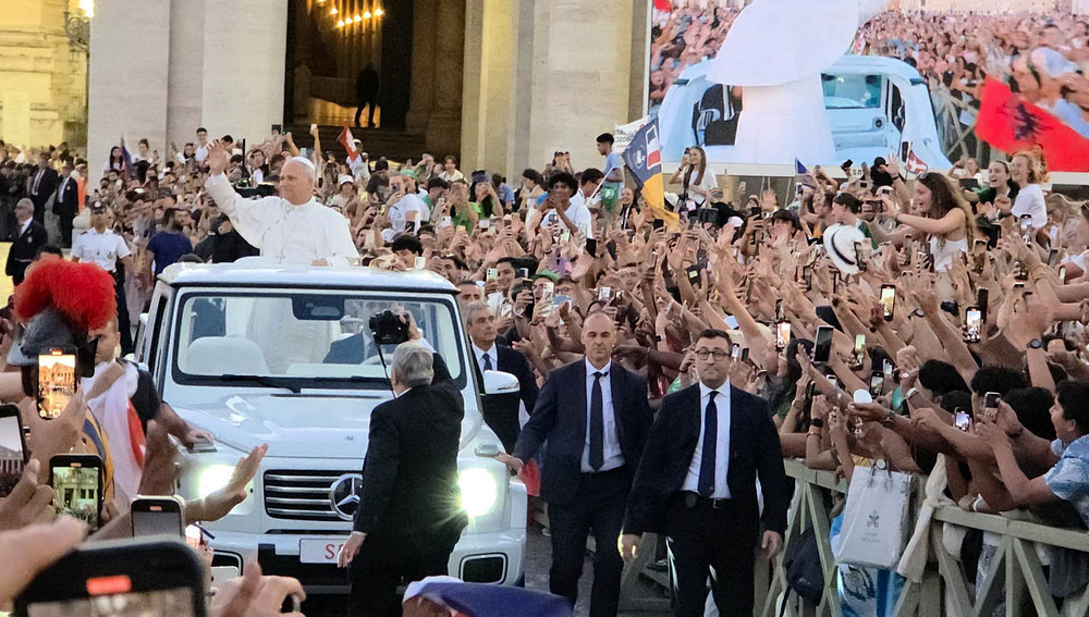Papst Leo XIV. beim 'Jubiläum der Jugend' am Petersplatz in Rom