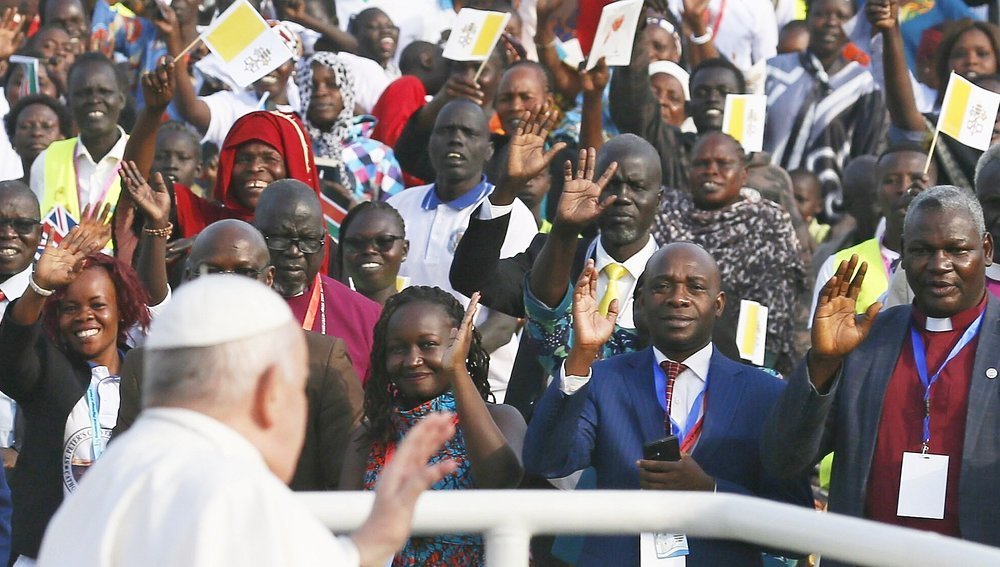 Papst Franziskus begrüßt winkende Menschen bei seiner Ankuft vor der Messe am 5. Februar 2023 am 'John-Garang-Mausoleum' in Juba (Südsudan)