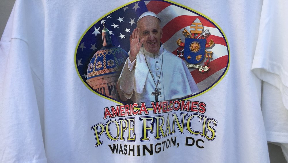 Papst Franziskus als Aufdruck auf T-Shirts. Vorbereitungen auf den Papstbesuch am 22. September 2015 in Washington. Papst Franziskus kommt am Abend des 22. September in Washington an.  Papst Franziskus reist vom 19. bis zum 28. September 2015 nach Ku