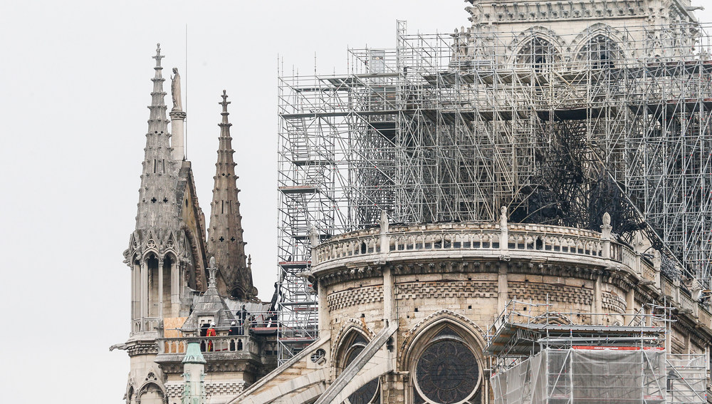Feuerwehrleute untersuchen die gelöschte Kathedrale Notre-Dame am 16. April 2019 in Paris.