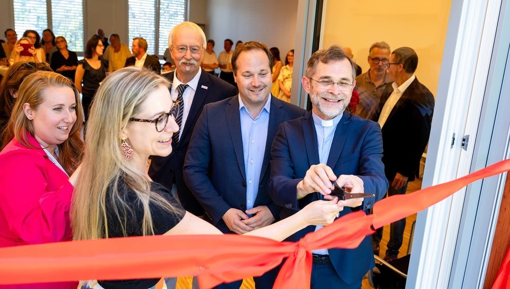 v.l.n.r.: Katharina Dolezal (Leiterin des Refugiums Collegialität), Nicole Meissner (Geschäftsführerin der St. Elisabeth-Stiftung), Thomas Böck (Vorsitzender Collegialität Privatstiftung), Daniel Resch (Bezirksvorsteher Döbling) und Josef Grünwidl (A