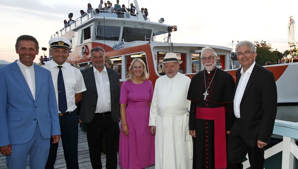 v.r.: Bischof Marketz, Domkapellmeister Thomas Wasserfaller, Kräuterpfarrer Benedikt Felsinger, Organisatorin Iris Binder, Pfarrer Josef Allmaier, Roland Schiller (Betriebsleiter Wörthersee-Schifffahrt) und Dompfarrer Peter Allmaier