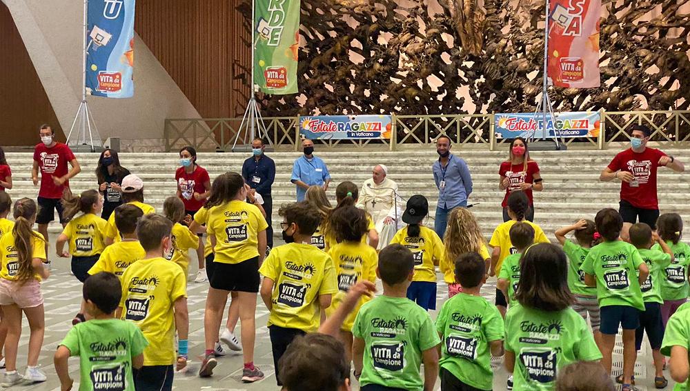 Papst besucht Kinder-Sommercamp im Vatikan