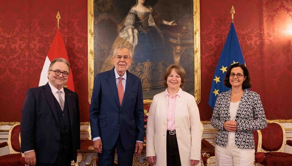  Bischof Michael Chalupka, die designierte Bischöfin Cornelia Richter und Diakonie-Direktorin Maria Katharina Moser mit Bundespräsident Alexander Van der Bellen in der Präsidentschaftskanzlei. 