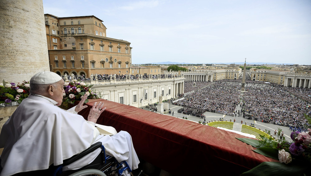 Papst Franziskus spendet den Segen 'Urbi et orbi' vom Zentralbalkon des Petersdoms am 20. April 2025 im Vatikan.