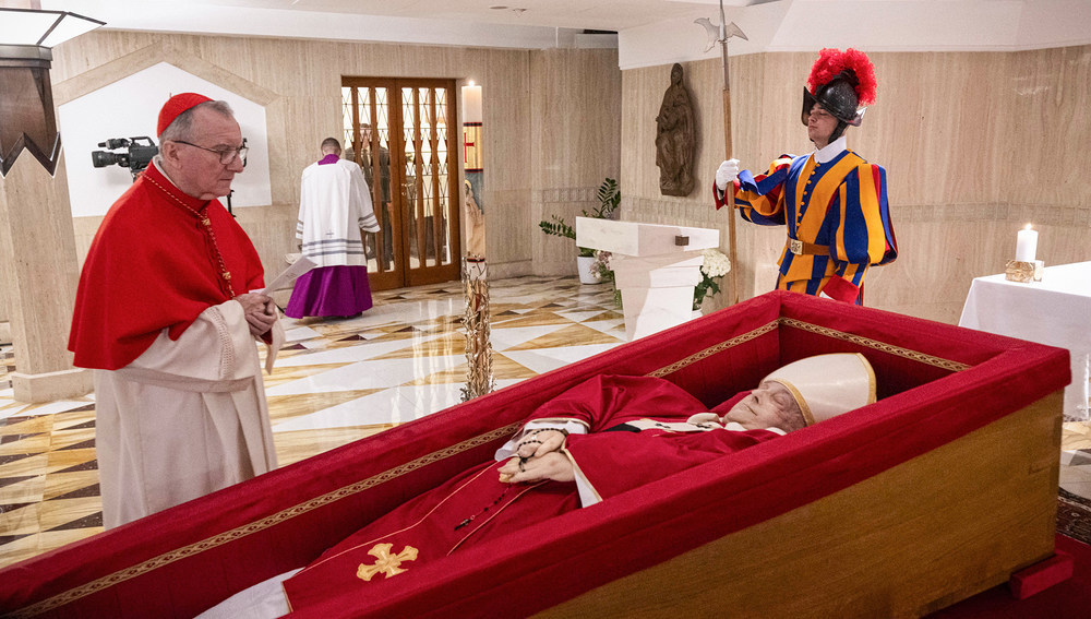 Kardinalstaatssekretär Pietro Parolin steht vor dem Leichnam von Papst Franziskus am 21. April 2025 bei der rituellen Feststellung des Todes von Papst Franziskus in der Kapelle des Gästehauses Santa Marta im Vatikan.