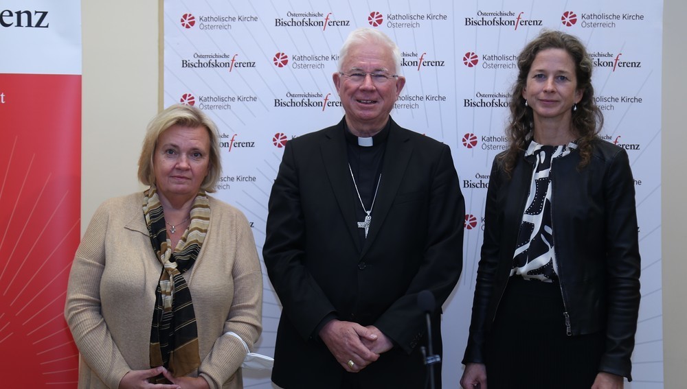 Pressekonferenz mit v.l.n.r.: Wiener Pastoraltheologin Prof.in Regina Polak, Erzbischof Franz Lackner (Vorsitzender der Österreichischen Bischofskonferenz), Innsbrucker KPH-Rektorin Petra Steinmair-Pösel, Stephanisaal/Wien, 21. September 2022