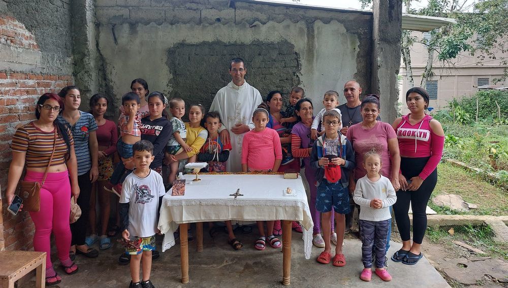 Missionspriester Sebastian Dumont (Mitte) bei Gottesdienst in Kuba