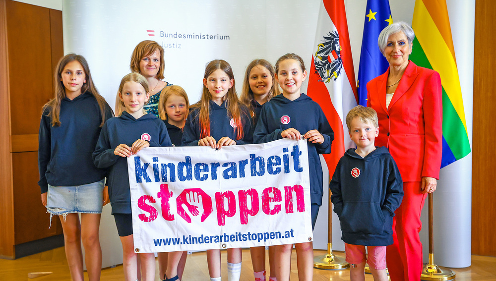 Im Vorfeld des Welttags gegen Kinderarbeit am 12. Juni besuchte die Initiative „Kinderarbeit stoppen“ Justizministerin Anna Sporrer. 