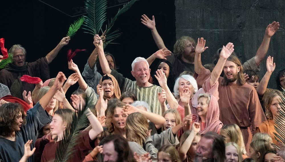 Erzbischof Lackner bei Erler Passionsspielen