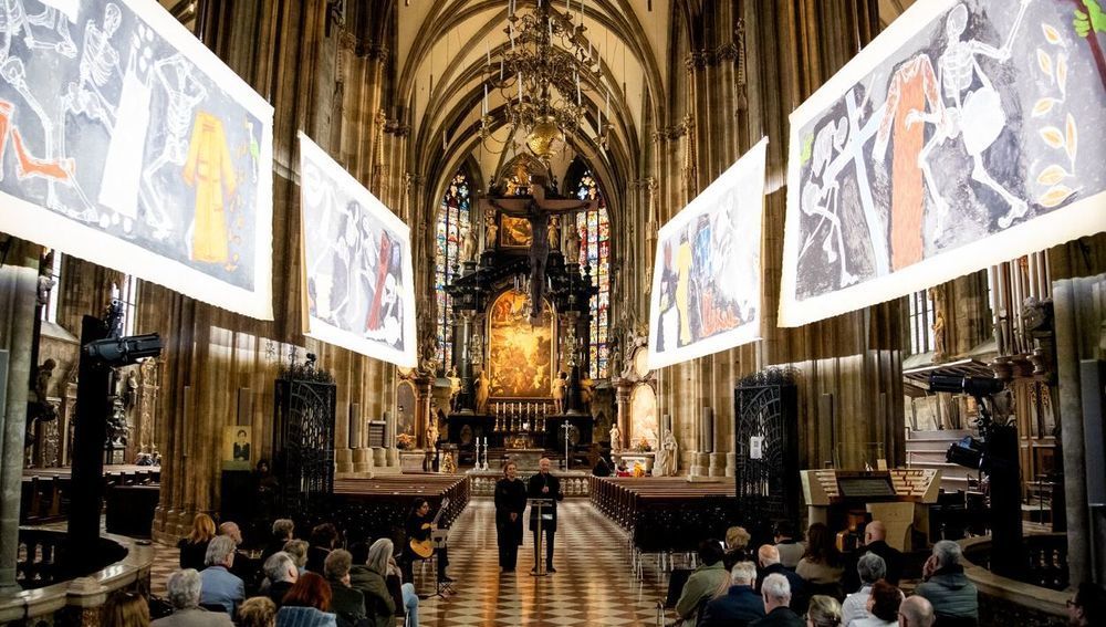 Präsentation des 'Totentanz'-Zyklus von Lisa Huber im Wiener Stephansdom