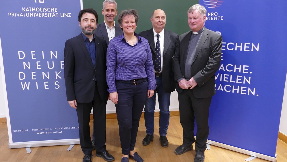 Podiumsdiskussion am 12. Juni 2025 in Linz - v.l.: Prof. Ioan Moga (Wien), Henning Klingen (Kathpress, Moderator), Prof. Klara A. Csiszar (Linz), Superintendent Gerold Lehner (evgl. Kirche OÖ), Bischof Manfred Scheuer (Linz)