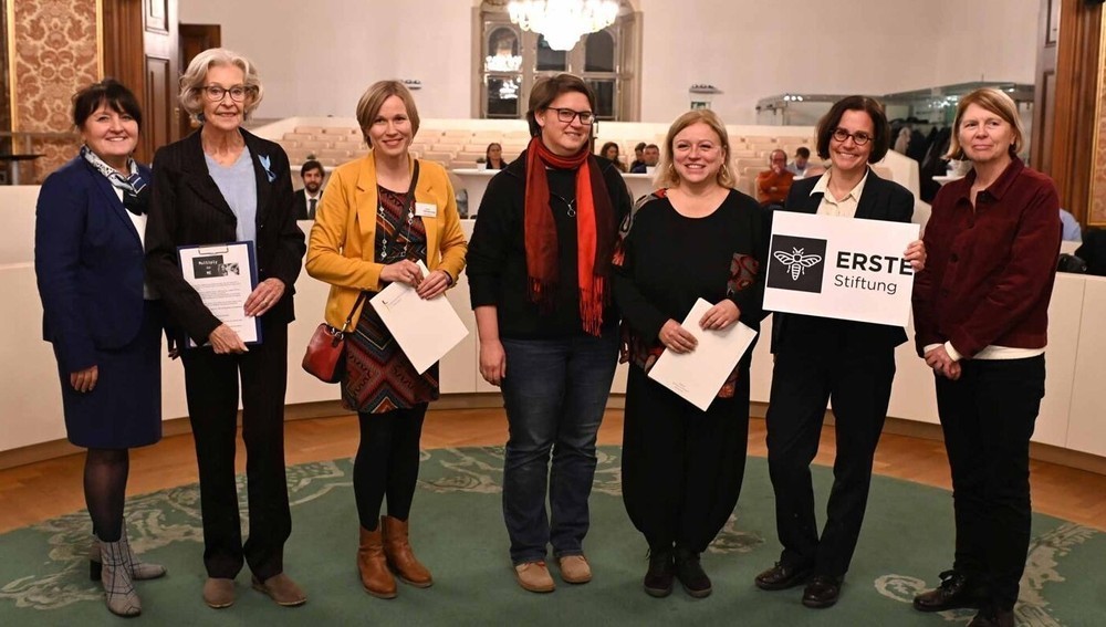 Bei der Verleihung des Diakoniepreises im Grazer Landhaus: (v.l.) Landtagspräsidentin Manuela Khom, Heidrun Jannach und Anne Tikkanen Lippl (Mödling), Marianne Pratl-Zebinger und Bettina Bulla (Leibnitz), Diakonie-Direktorin Maria Katharina Moser und