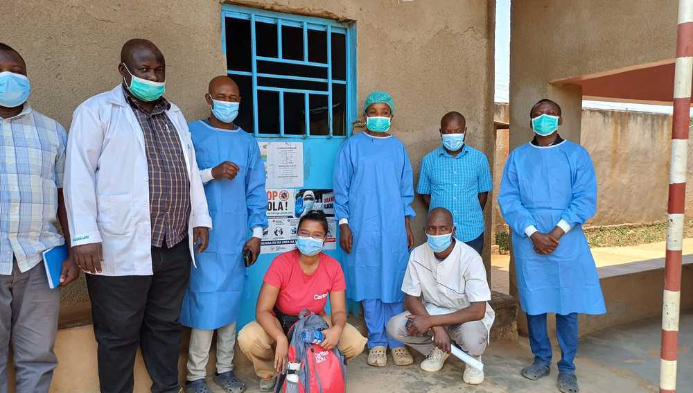 Mitarbeiter von Gesundheitszentrum im Kongo, wo Bewusstseinsbildung zur Ebola-Prävention betrieben wird