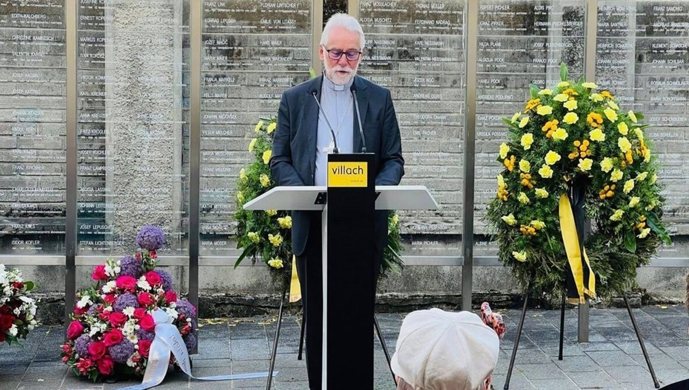 Bischof Marketz vor dem 'Denkmal der Namen' in Villach