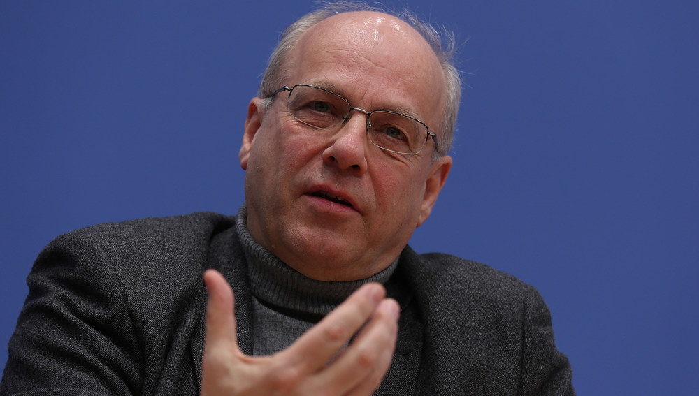 Klaus Mertes, Jesuitenpater und ehemaliger Leiter des Canisius-Kollegs, spricht während einer Pressekonferenz in Berlin am 26. Januar 2015 über den aktuellen Stand der Aufarbeitung von sexuellem Missbrauch in Deutschland.
