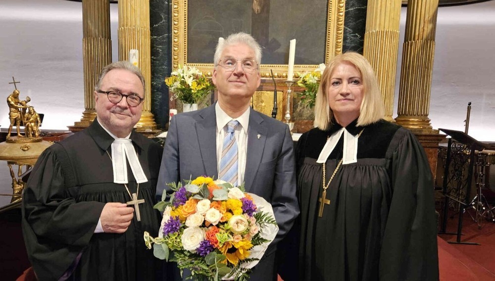 Stv. Vorsitzender des Oberkirchenrates A.u.H.B., Thomas Hennefeld (Mitte), mit Bischof Michael Chalupka und Oberkirchenrätin Ingrid Bachler