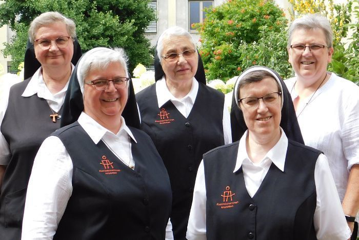 Das Team der neuen Ordensleitung (v.l.n.r.): Sr. Edith, Sr. Franziska, Sr. Judith, Sr. Teresa, Sr. Beatrice (fehlend Sr. Elvira), St. Pölten, 13. Juli 2022