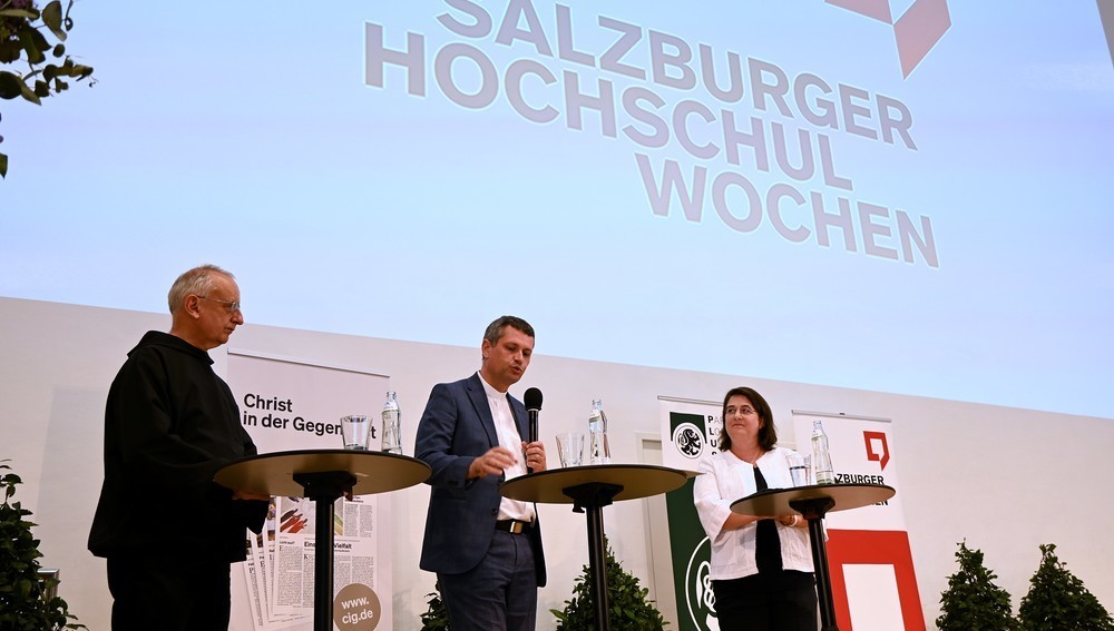 Diskussion über 'Eine Kirche, die mehr leben lässt' am 6. August 2025 in Salzburg - v.l.: em.Abt Martin Werlen, Harald Mattel (Generalvikar der Erzdiözese Salzburg), Gabriele Eder-Cakl (Österreichisches Pastoralinstitut)