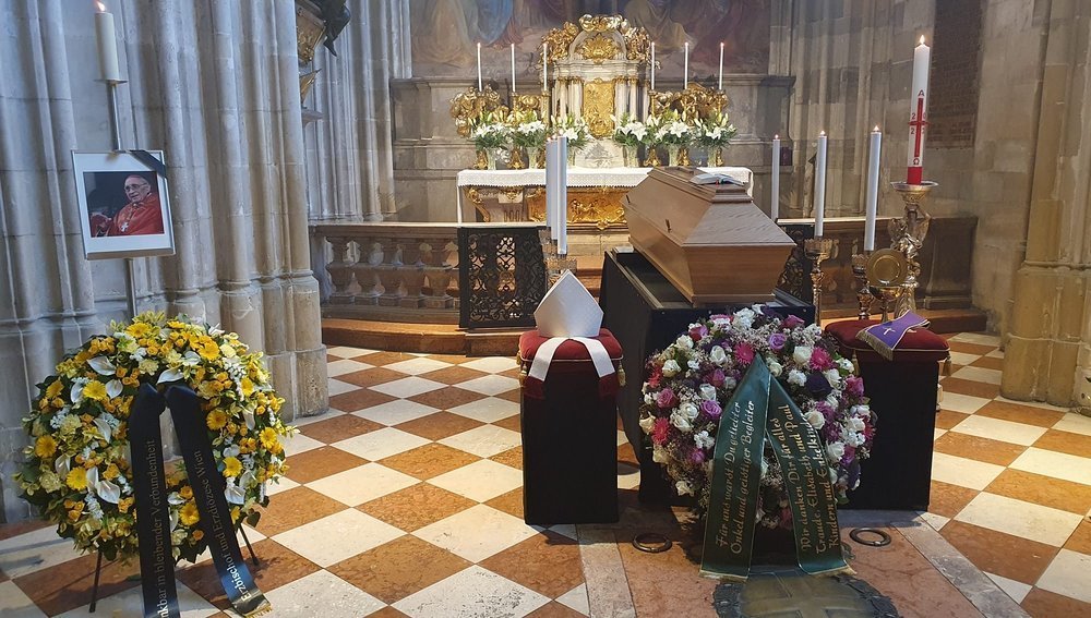 In Kreuzkapelle aufgebahrter Sarg von Weihbischof Helmut Krätzl