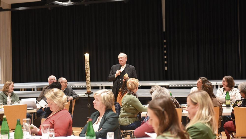 Bischof Schwarz bei Begegnungstag in Reinsberg