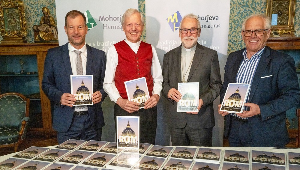 Dompropst Guggenberger mit Bischof Marketz, Hermagoras-Chef Hren (l.) und Verlagsdirektor Kelih (r.) 