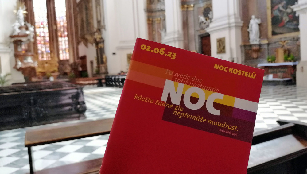 Programmheft zur 'Noc kostelu 2023', im Hintergrund der Dom von Brünn/Brno