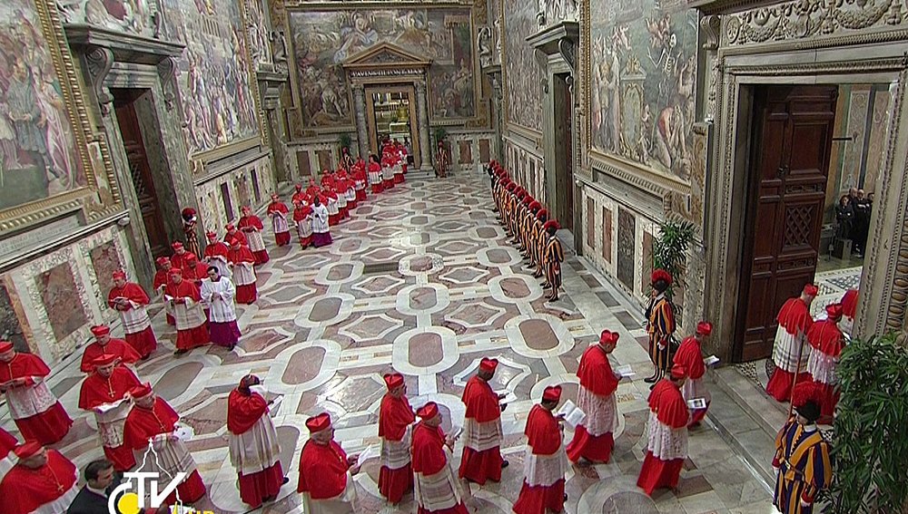 Beginn des Konklave am 12. März 2013Bild: Einzug der 115 Kardinäle in die Sixtinische Kapelle am 12. März 2013.REUTERS/Vatican CTV via Reuters Tv (VATICAN  - Tags: RELIGION TPX IMAGES OF THE DAY) FOR EDITORIAL USE ONLY. NOT FOR SALE FOR MARKETING O