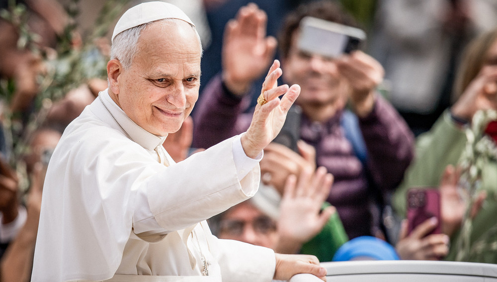 Papst Leo XIV. winkt aus dem Papamobil