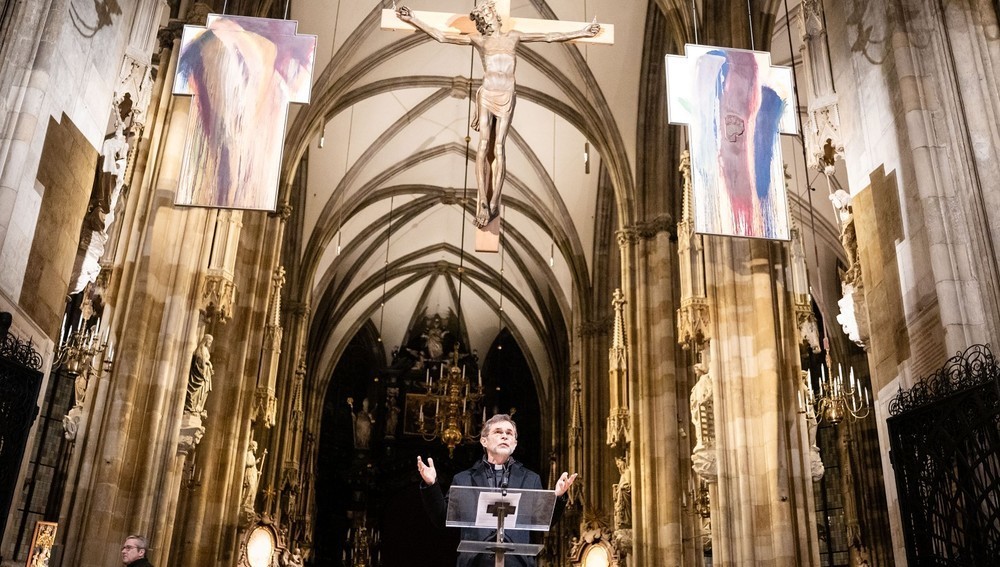 Erzbischof Grünwidl bei Eröffnung der Kreuz-Ausstellung von Arnulf Rainer im Wiener Stephansdom
