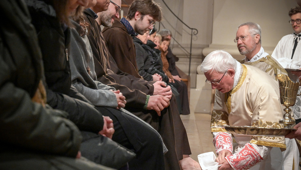 Erzbischof Lackner bei Fußwaschung am Gründonnerstag