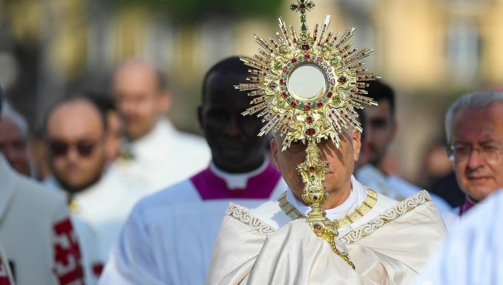 Papst Leo XIV. mit Monstranz bei der Fronleichnamsprozession in Rom