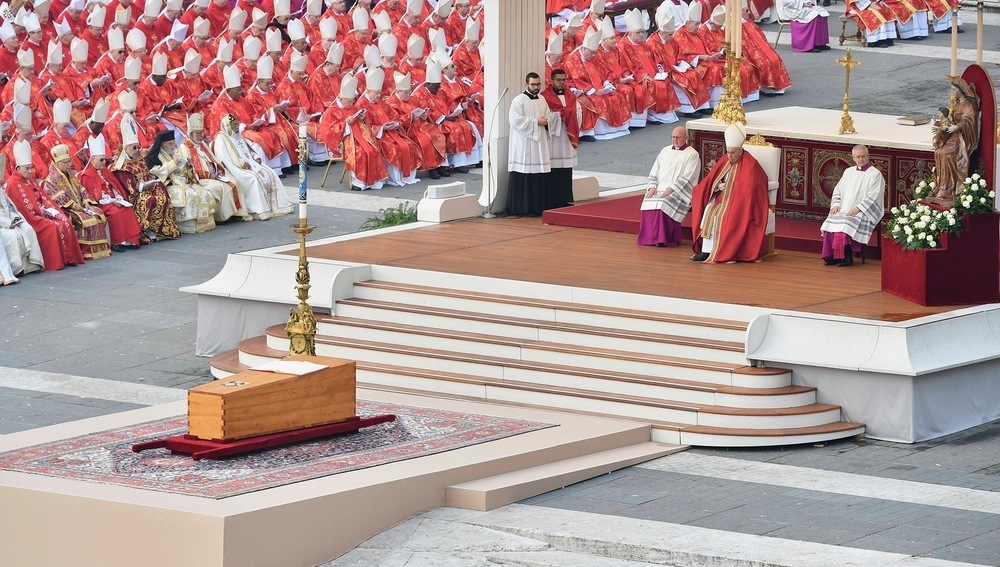 Totenmesse für Benedikt XVI. auf dem Petersplatz