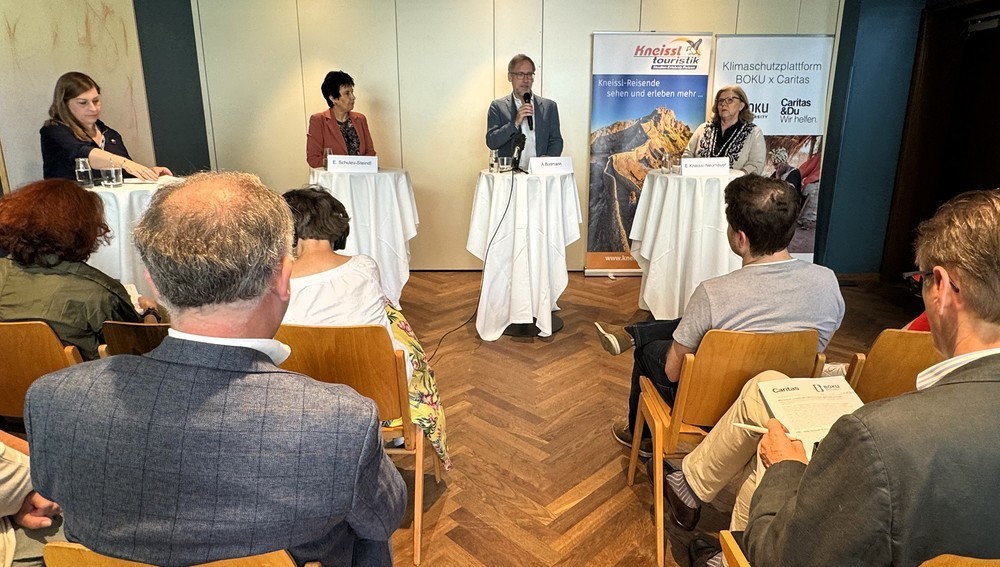 Pressekonferenz am 17. Juni 2025 in Wien - v.l. (Podium): Eva Schulev-Steindl (Rektorin der BOKU), Alexander Bodmann (Vizepräsident der Caritas Österreich), Elisabeth Kneissl-Neumayer (Geschäftsführerin Kneissl Touristik)