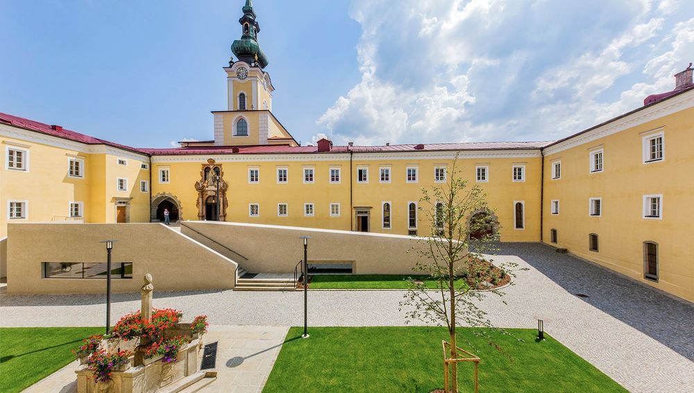 Neu gestalteter Innenhof von Stift Schlägl