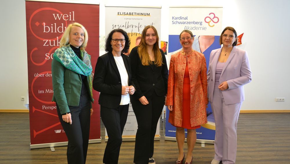 v.l.: Martha Mikulka (VOSÖ), Landesrätin Daniela Gutschi, Schülerin Jasmin Fassolder, Christina Röck (Elisabethinum), Agnes Wimmer (KSA)