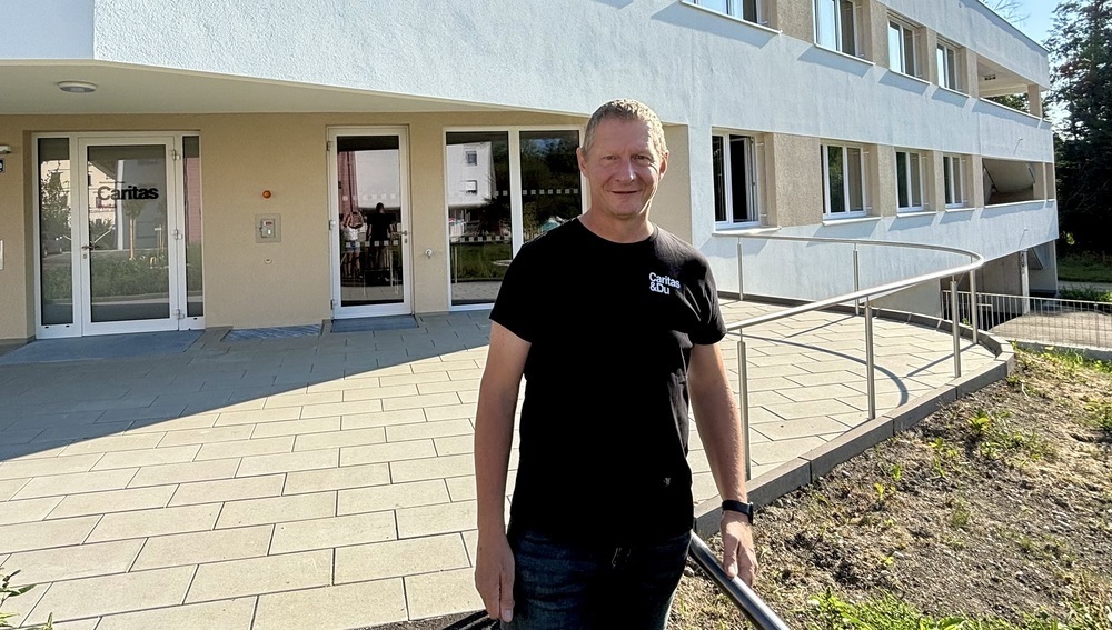 Standortleiter Christian Beham vor dem neuen Caritas-'invita'-Wohnhaus in Pram