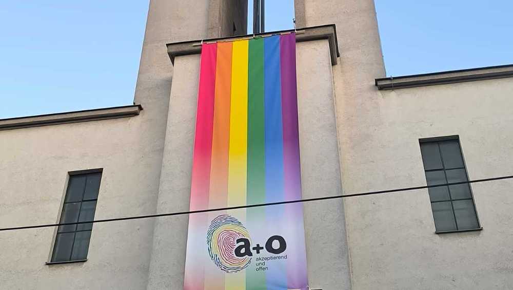 a+o Regenbogenfahne auf Kirchturm von Wiener Pfarre Franz von Sales 