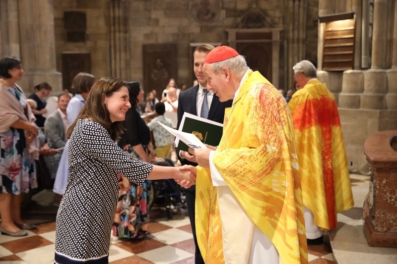 Kardinal Schönborn mit Religionslehrerin bei Feier zur Verleihung der Missio canonica am 20.9.2023 im Stephansdom