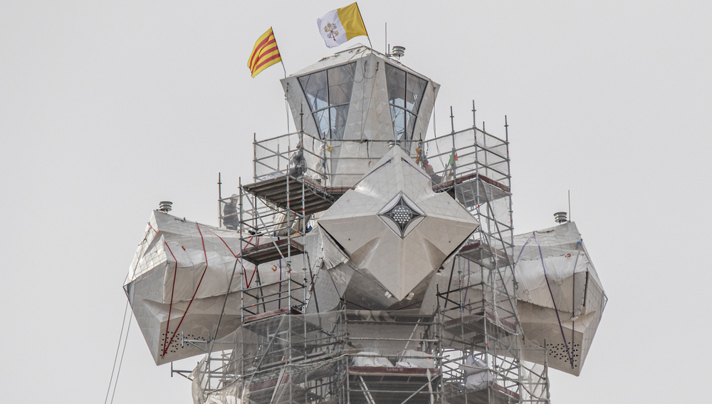 Turmkreuz der Sagrada Familia mit Gerüst