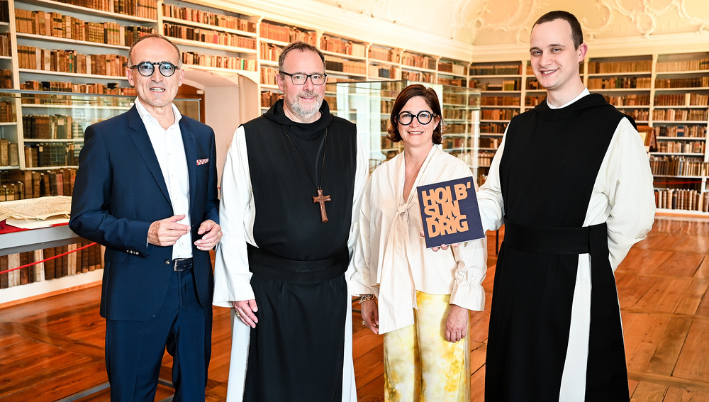(v.l.): Kurator Tobias Natter, Abt Vinzenz Wohlwend, Annabell Stübe und Pater Maurus Korn zum Start der Sommerausstellung „Hoi b’sundrig!' im Kloster Mehrerau