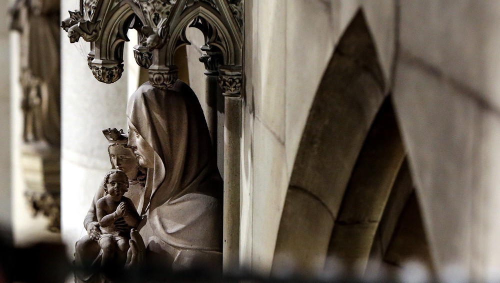 Marienstatue im Mariendom Linz