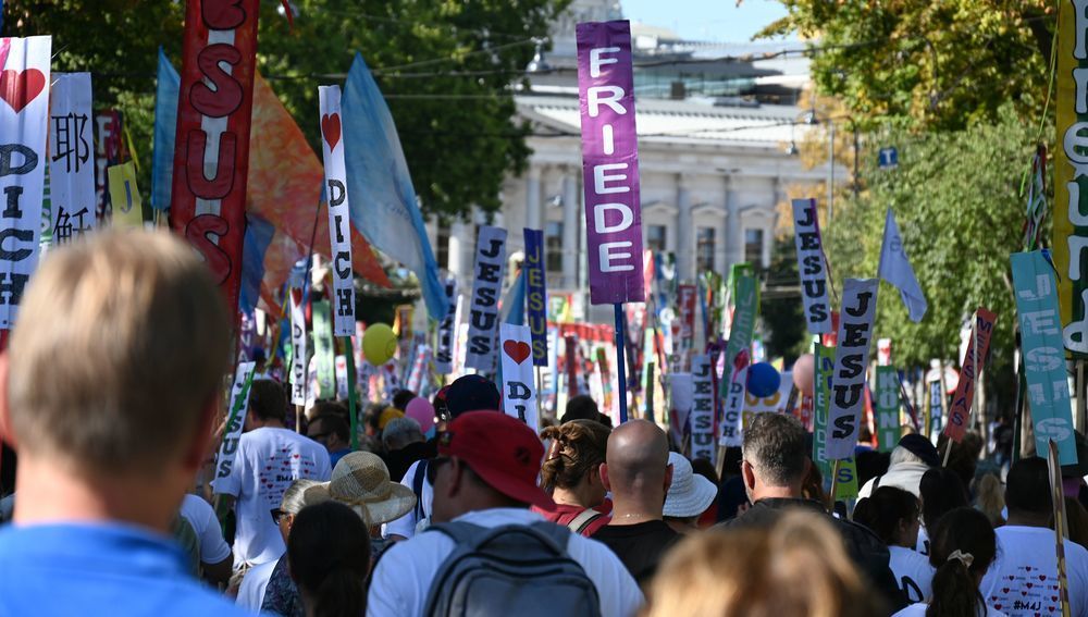 Transparente beim 'Marsch für Jesus' auf der Wiener Ringstraße, 19. September 2026